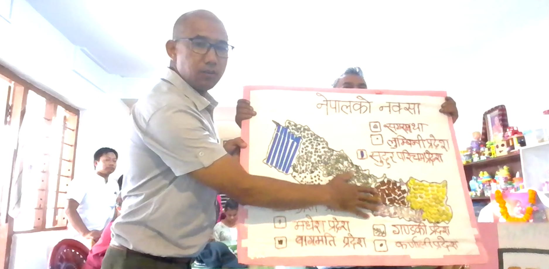 The President of the Parents' Association, Lakpa Nuru Sherpa, presents a tactile map of Nepal.